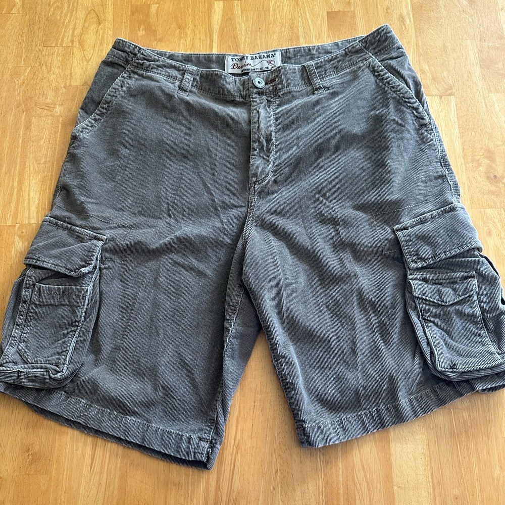 Tommy Bahama corduroy baggy cargo shorts. Size 36. ❣️